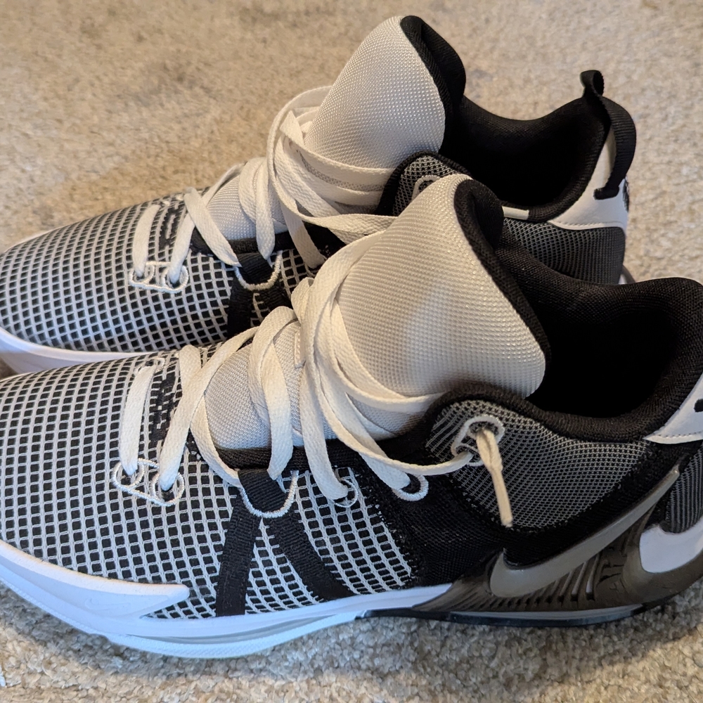 Nike Black and White Sports Shoes